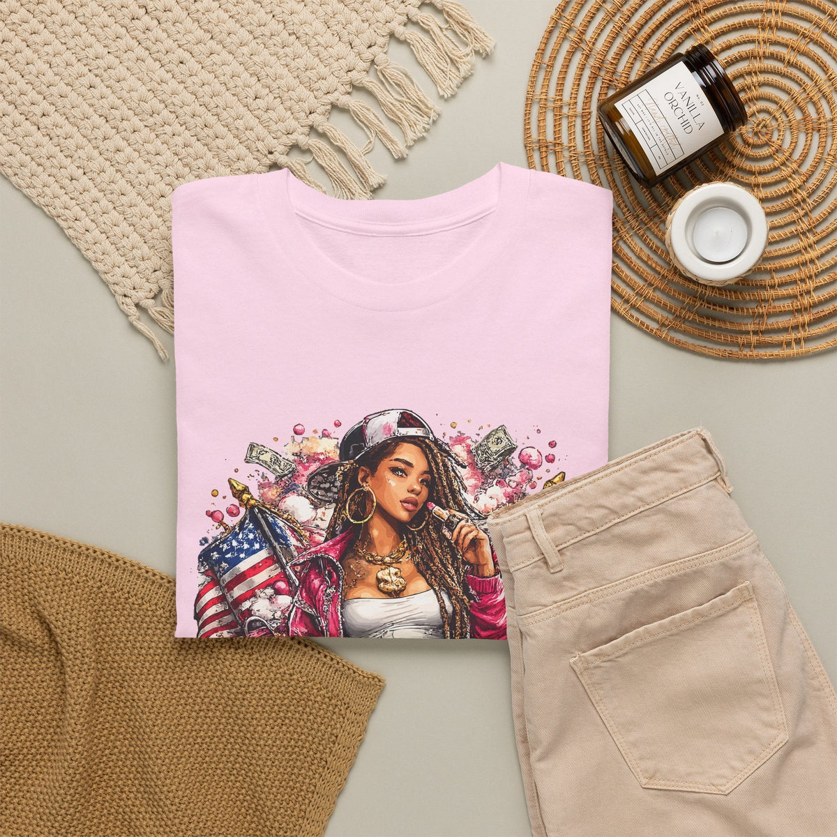 T-Shirt Regina dello Streetwear – Design Chicana Tattoo e Bandiera USA