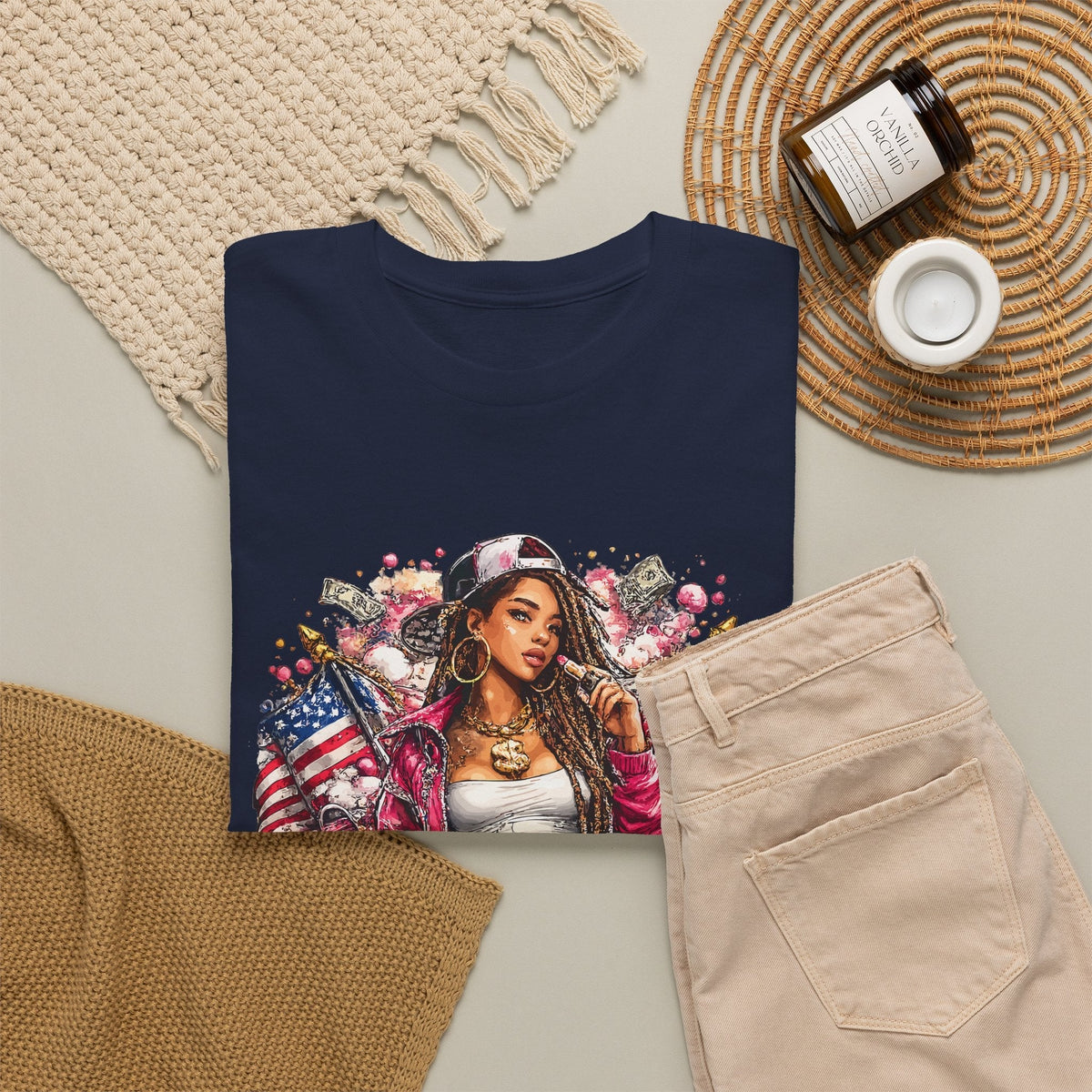 T-Shirt Regina dello Streetwear – Design Chicana Tattoo e Bandiera USA