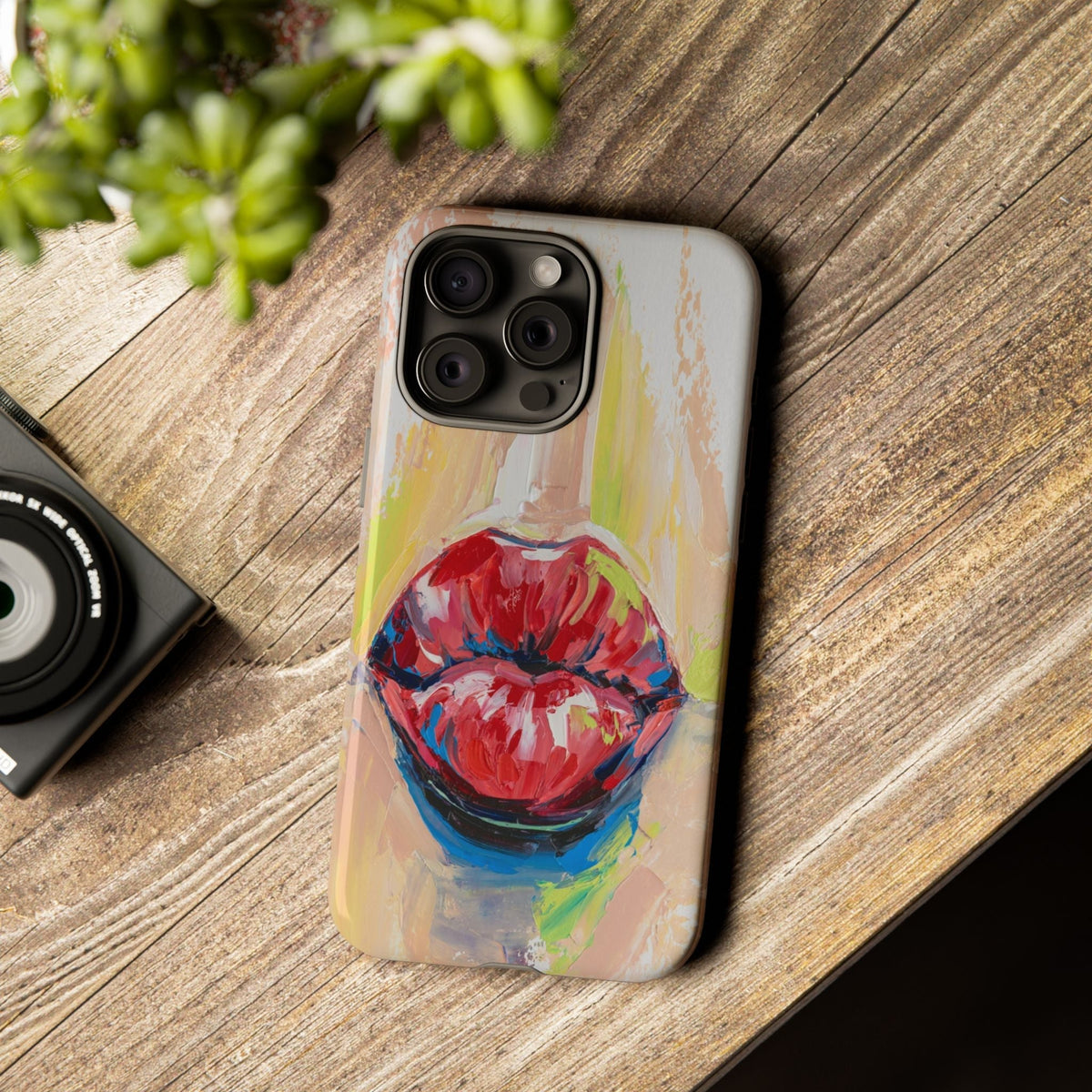Cover Robusta con Labbra Rosse – Design Artistico Astratto